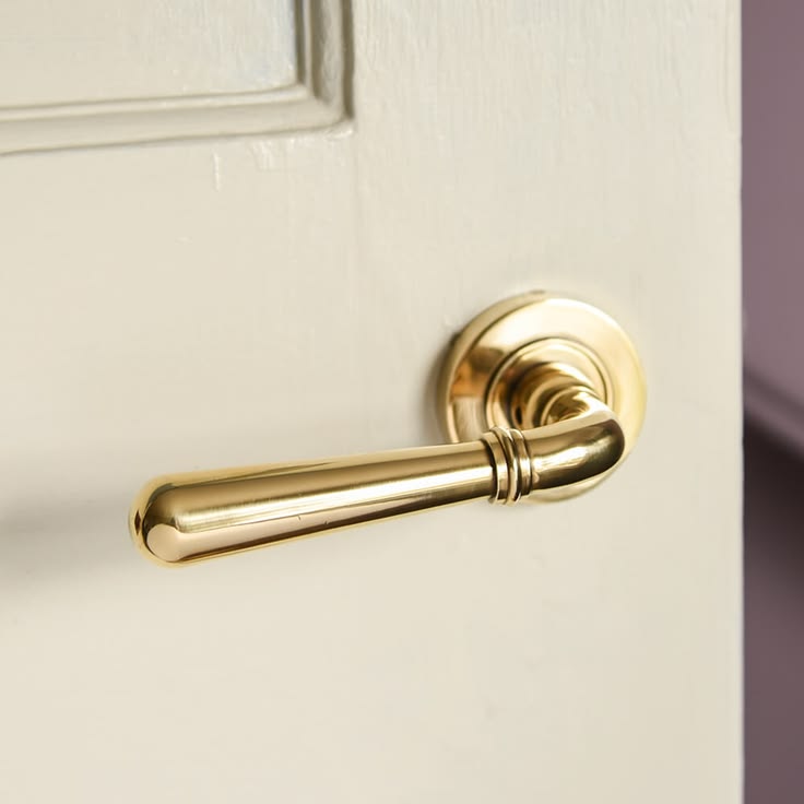 Lever Door Handle on Round Rose - Image 2